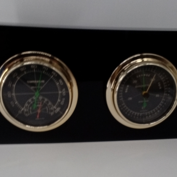 MID-CENTURY LUCITE WEATHER STATION - Picture 3 of 7